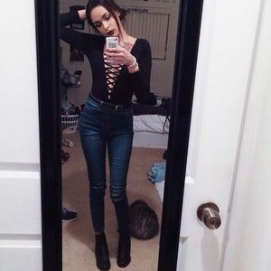 Black lace up long sleeve bodysuit🖤